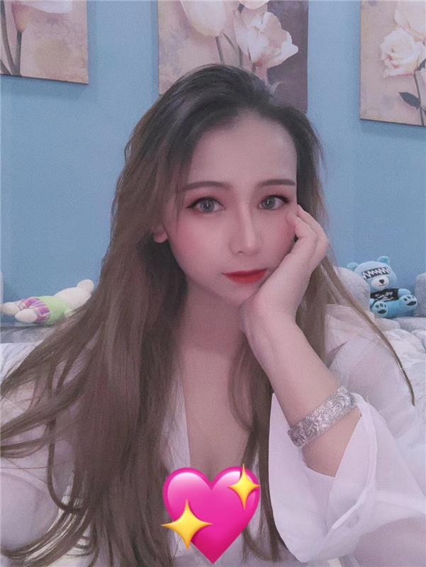 花果园外表精致身材丰满的小姐姐